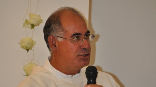 Scomunicato il don anti-tumori. Ma lui resiste: "Non mi dimetto"