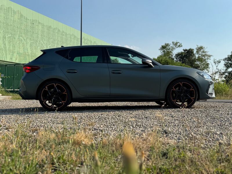 Cupra Leon Hybrid: guarda la gallery della sportiva elettrificata da 272 CV 8