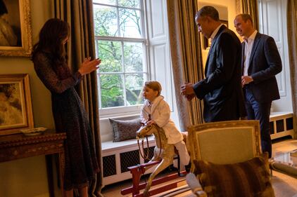 Il principino George stringe la mano a Obama 3