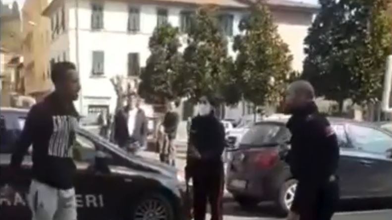 La rissa coi carabinieri, poi le coltellate. E il migrante finisce in manette