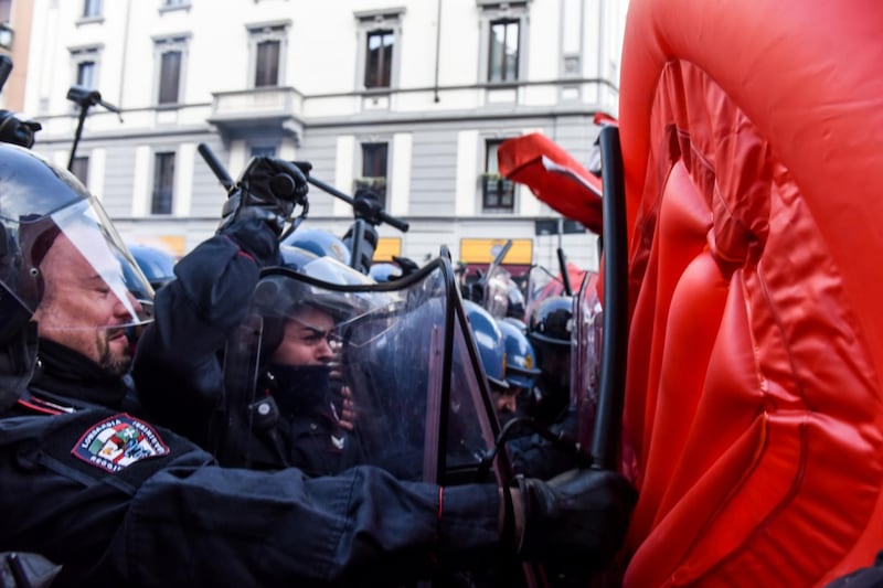 Scontri alla manifestazione antifascista a Milano 5