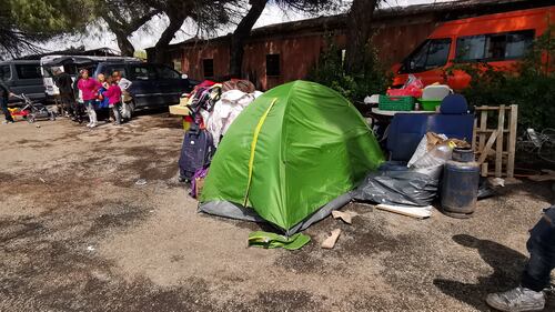Accampati in un'ex fabbrica i rom sgomberati a Giugliano  2