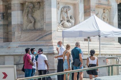 Panico in Duomo a Milano: straniero armato di coltello prende in ostaggio una guardia e la fa inginocchiare 9