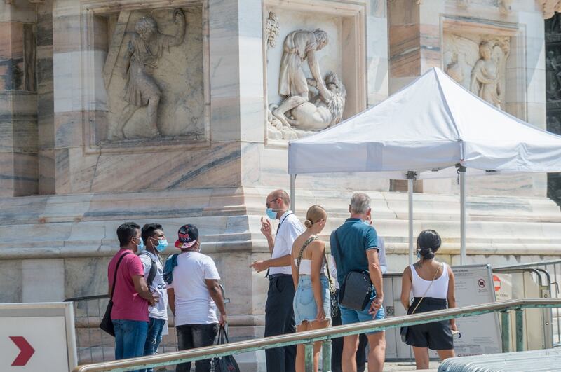 Panico in Duomo a Milano: straniero armato di coltello prende in ostaggio una guardia e la fa inginocchiare 9