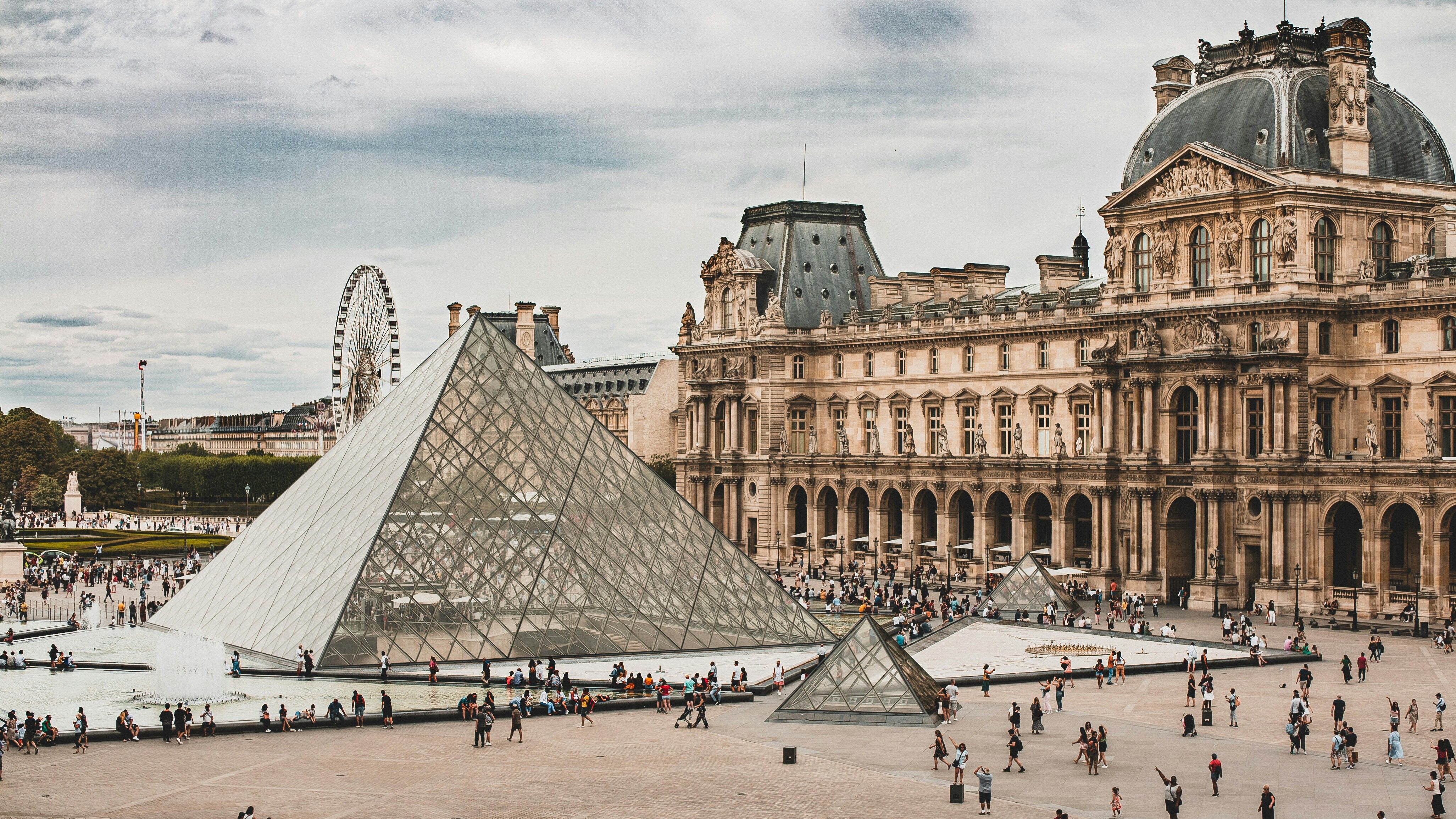 Allarme Louvre: "Il museo va a pezzi"