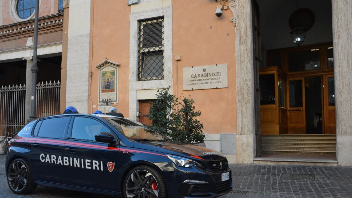 Bari, genitori aggrediscono le maestre a scuola: "Quella classe non ci piace"
