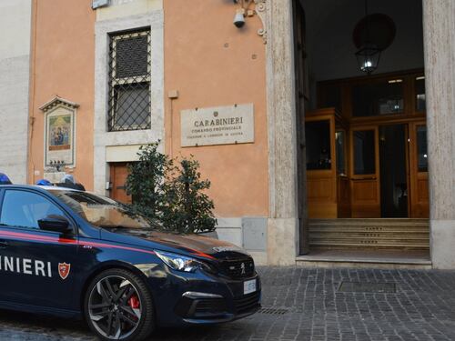 Roma, tenta il borseggio ma la vittima è un ufficiale donna dei carabinieri