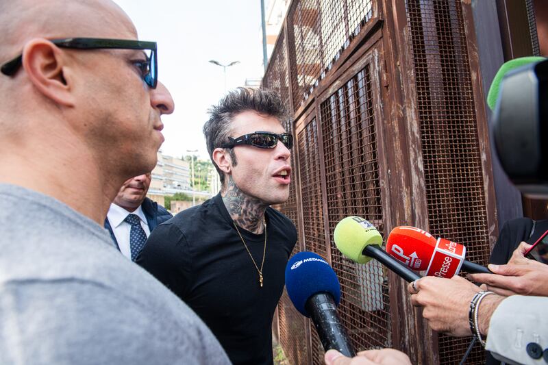 Fedez fuori dal tribunale di Roma: "E' andata benissimo" 3