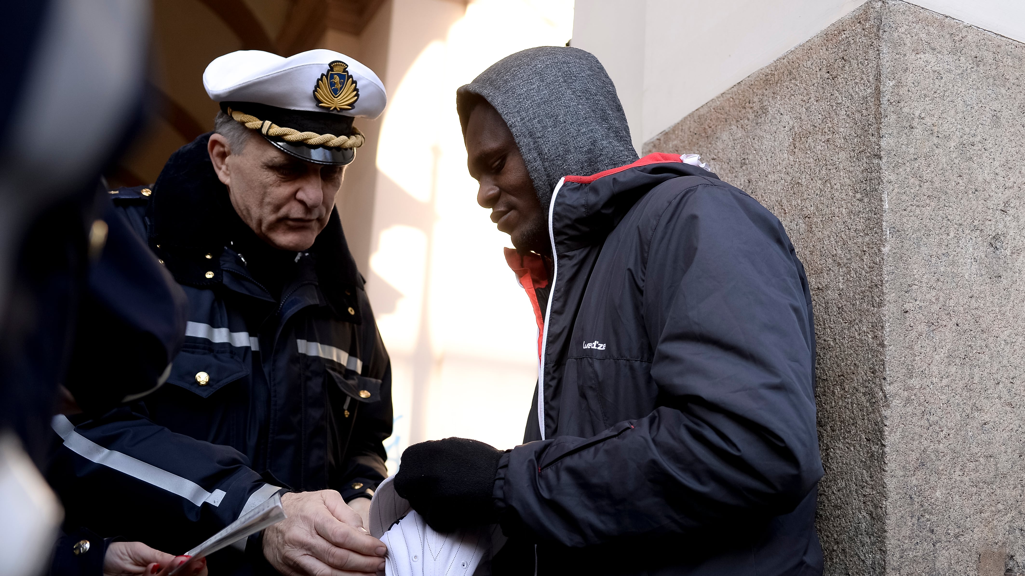 Clandestino si ribella al controllo: ferito uno dei carabinieri