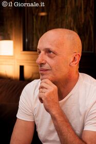 Ore 8:00 l'attesa del direttore Alessandro Sallusti a casa 7