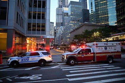 New York, l'intervento di poliziotti e medici dopo l'assalto nel grattacielo 7