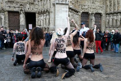 Blitz delle Femen a Notre Dame: la Chiesa le denuncia 4
