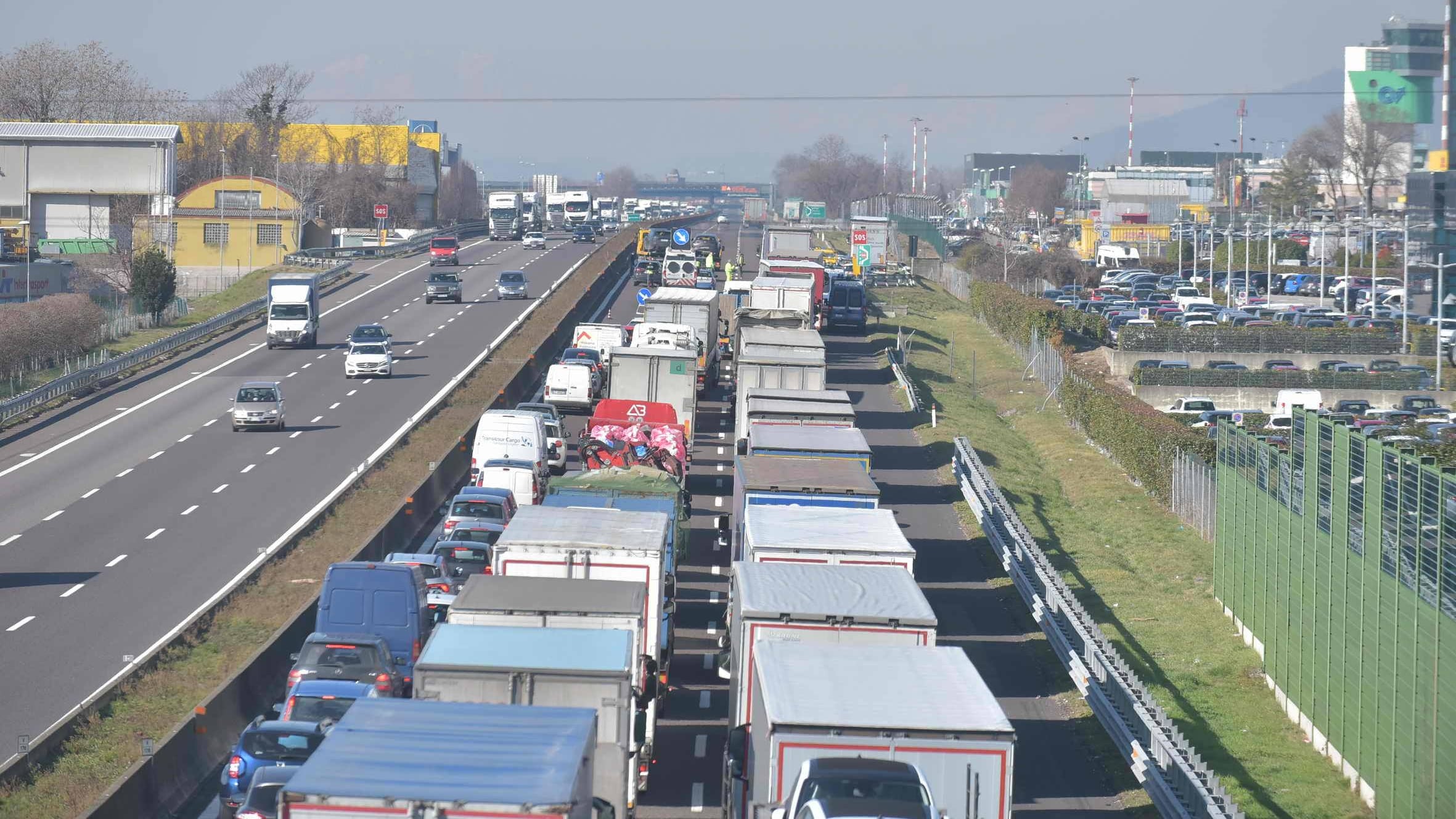 L'ultima ipotesi sui contagi: "Il virus ha viaggiato sui tir in autostrada"