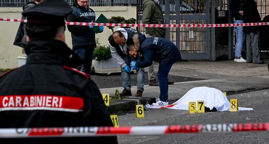 Paura a Napoli, spari in pieno giorno: muore un 48enne. Le immagini 5