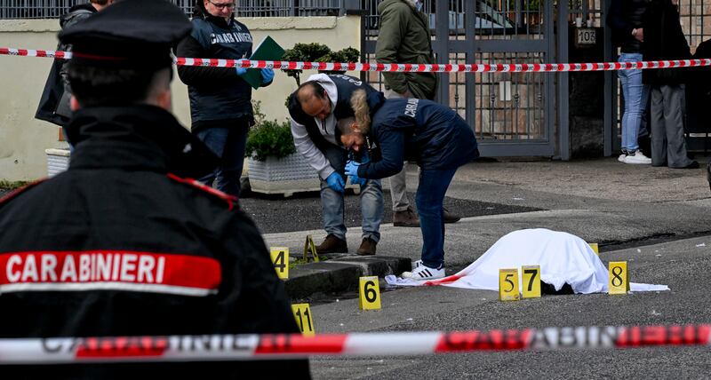 Paura a Napoli, spari in pieno giorno: muore un 48enne. Le immagini 5
