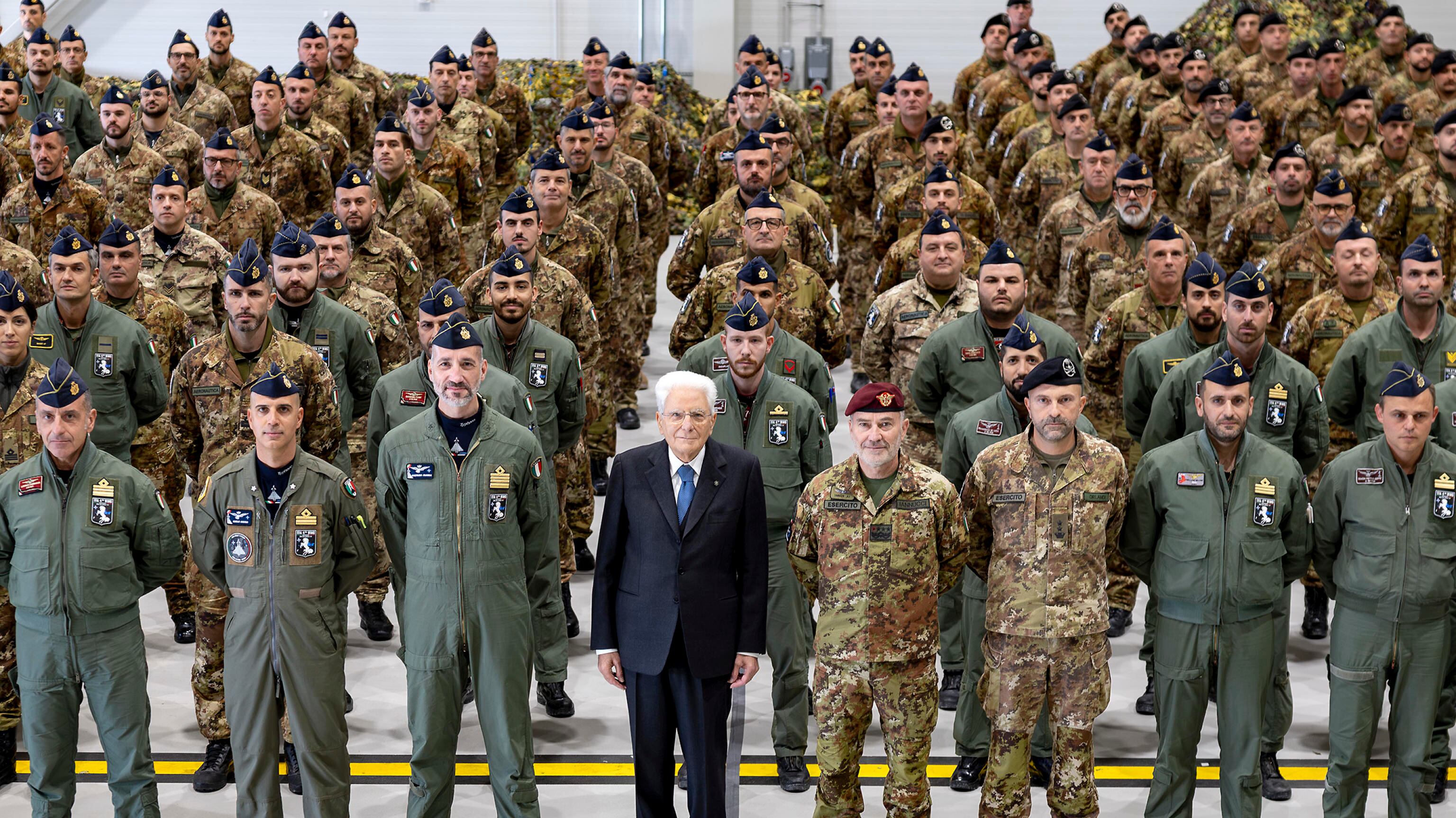 Mattarella al fronte Nato rientra scortato dai caccia
