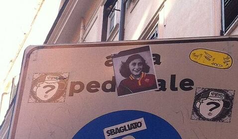 Le figurine di Anna Frank con la maglia della Roma 1
