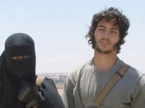 Isis, la jihadista donna che vuole tagliare la testa ai prigionieri