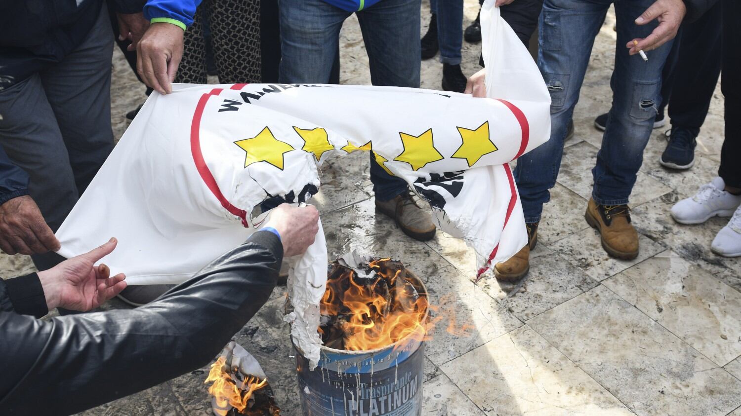 Si infiamma la piazza No Tap. Bruciano le bandiere grilline