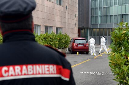 Colpito con un machete nel parcheggio dell'ospedale, grave un medico 6