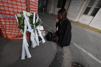 Fiori e peluche per Domenico fuori dall'ospedale 5