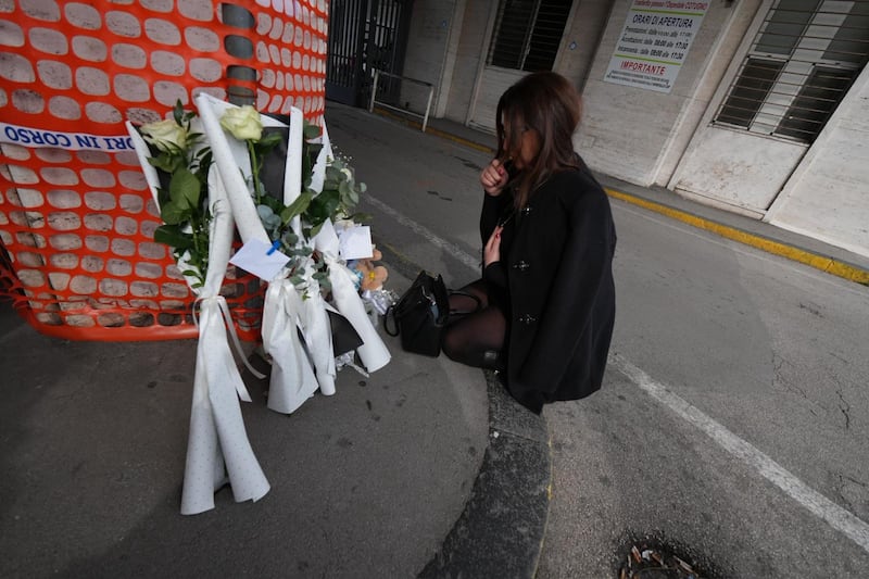 Fiori e peluche per Domenico fuori dall'ospedale 5