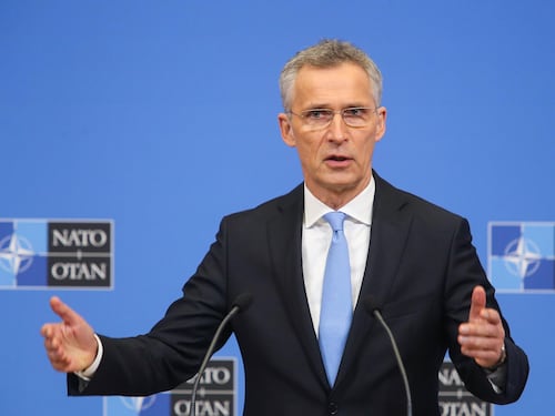 La Nato avverte i talebani: lasciate partire gli afghani
