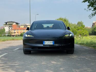 Model 3 RWD 2026: guarda le foto 12