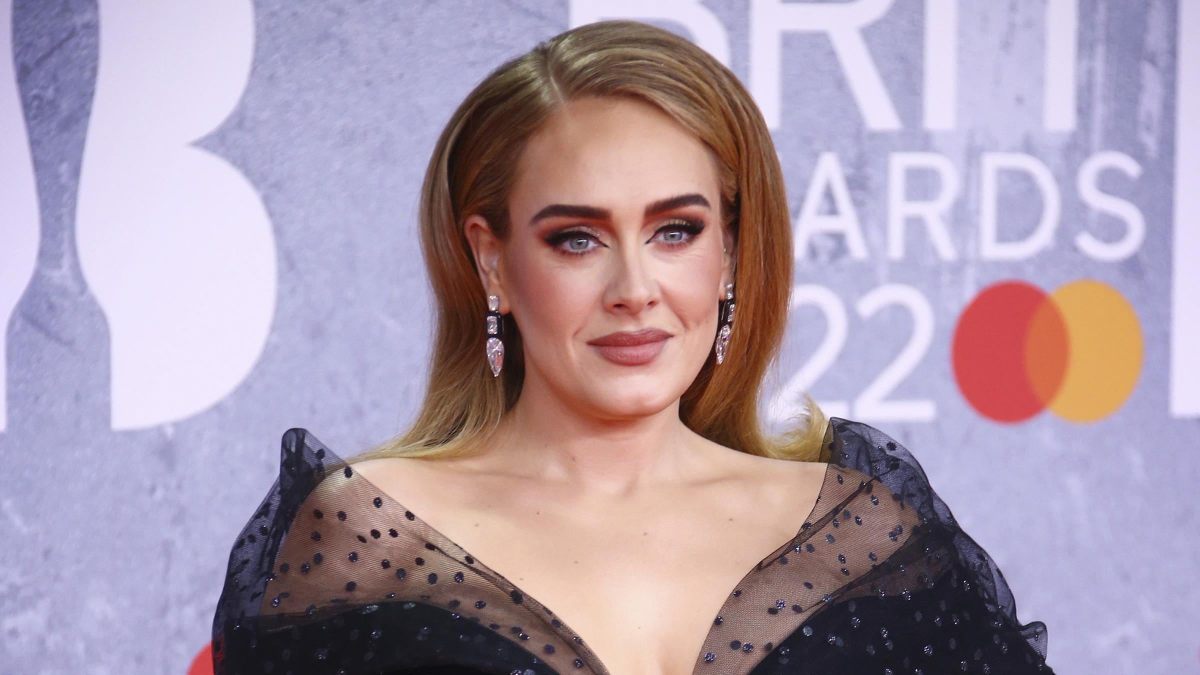 "Mi prendo una lunga pausa...". L'annuncio choc di Adele