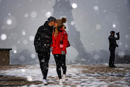 Lo spettacolo della neve a Parigi 1
