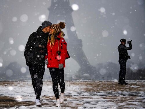 Lo spettacolo della neve a Parigi