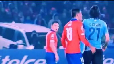 Coppa America: dito nel fondo schiena, Cavani rosso dopo la provocazione di Jara