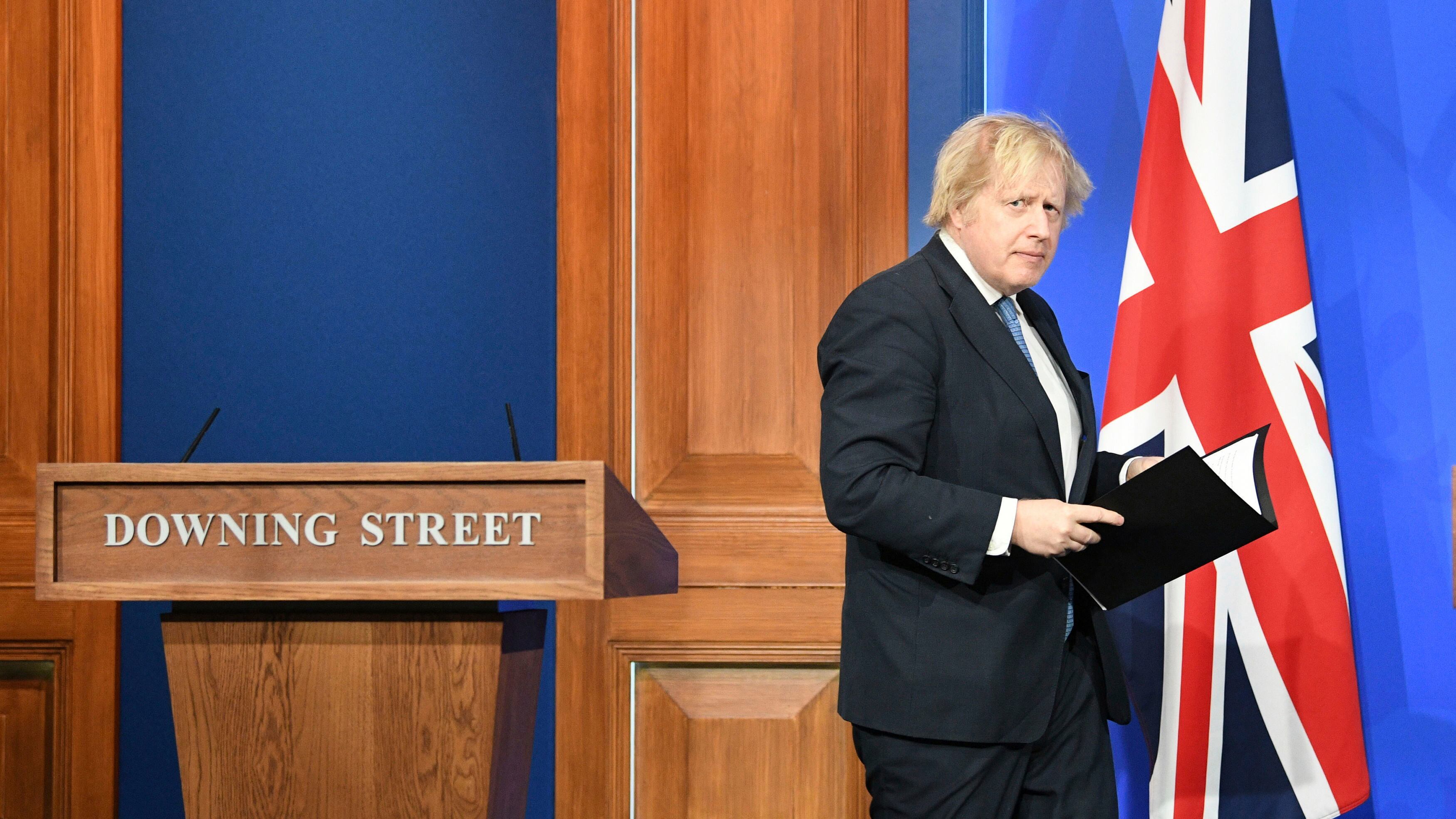 BoJo festeggia con una pinta. Tutti al Pub