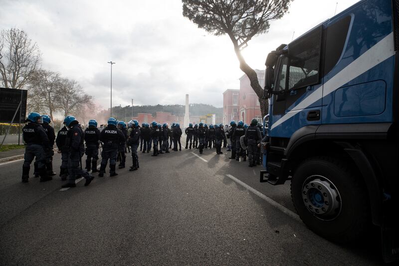 Scontri tra tifosi prima del derby Lazio-Roma: le immagini 7