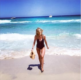 Elena Santarelli sexy in spiaggia 13