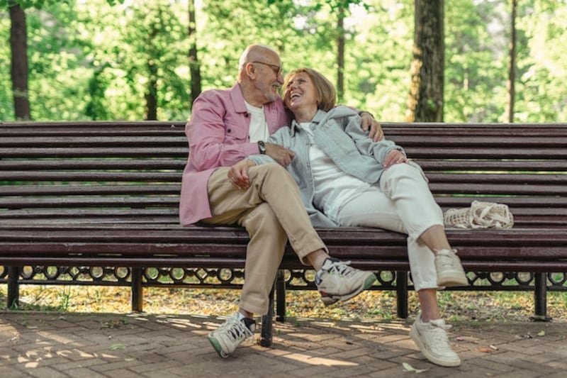 Senior con scarpe da ginnastica