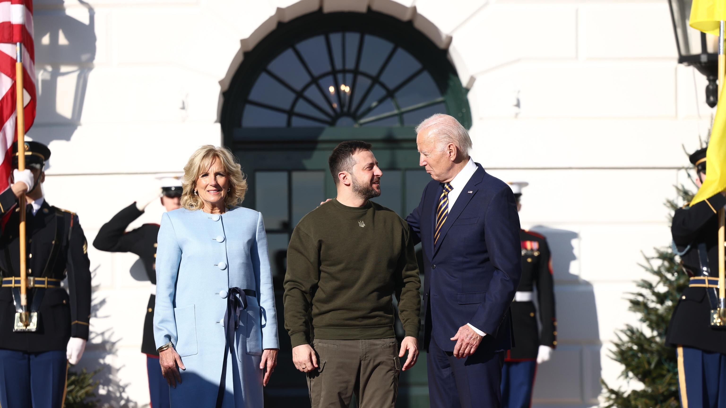Zelensky alla Casa Bianca. "La guerra non è finita". Biden: "Ora i Patriot a Kiev"