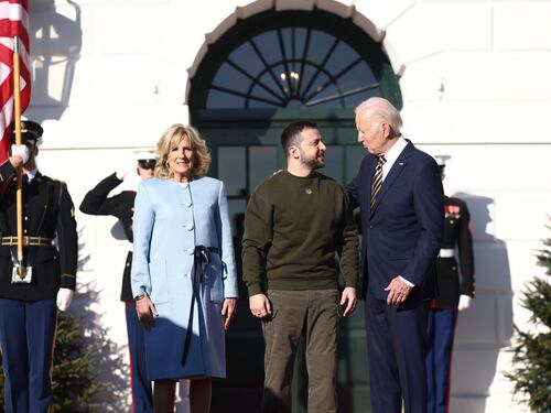Zelensky alla Casa Bianca. "La guerra non è finita". Biden: "Ora i Patriot a Kiev"