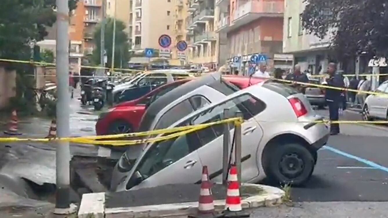 A Roma si apre un'altra voragine: auto inghiottite, le immagini choc