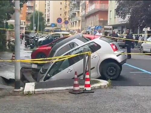 A Roma si apre un'altra voragine: auto inghiottite, le immagini choc