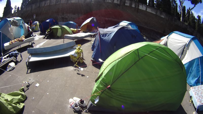 Emergenza profughi a Roma: in centinaia accampati in via Tiburtina 7
