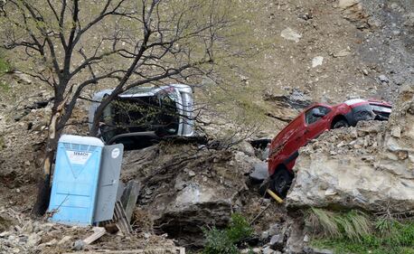 Genova, frana in via Ventotene: due auto finiscono in un dirupo 4