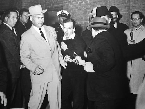 Il detective con il cappello intrappolato per sbaglio tra Pearl Harbor e Jfk