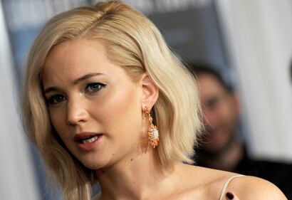 Jennifer Lawrence senza reggiseno alla première di Joy 13