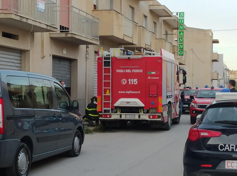 Inquirenti nella vecchia casa di Jessica Pulizzi e Anna Corona