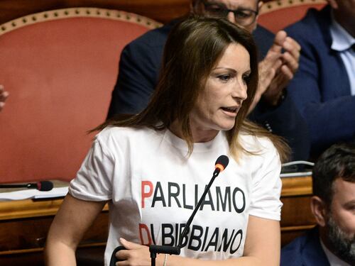 Il Pd vuole mettere a tacere tutto: "No alle magliette su Bibbiano"