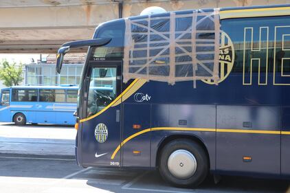 Sassi contro il pullman dell'Hellas 5