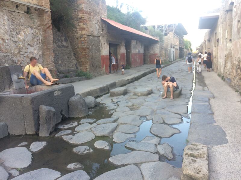 Così i turisti maltrattano gli Scavi a Pompei 2
