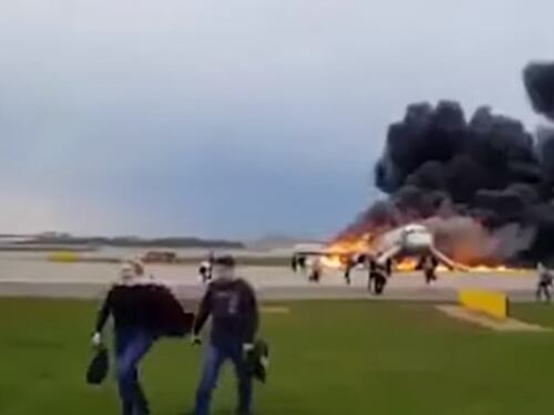 Disastro aereo in Russia, sotto accusa i passeggeri fuggiti con le valigie