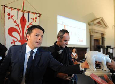 Striscia la notizia consegna un tapiro bianco a Renzi 3